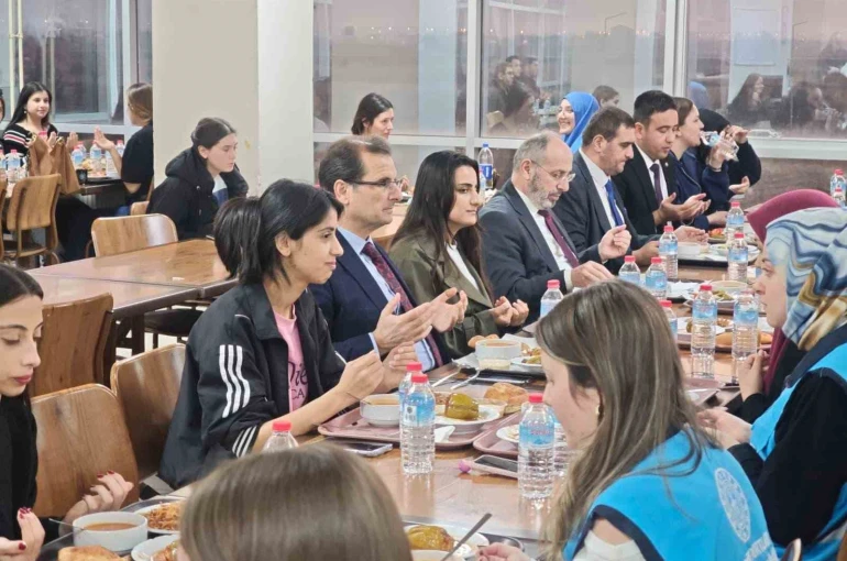 Kaymakam Güldoğan, üniversiteli öğrencilerle iftar yaptı