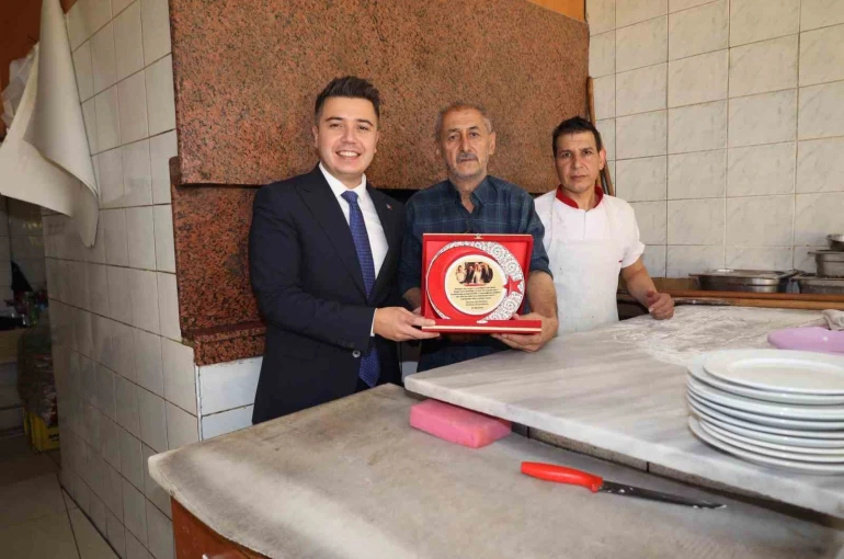 Kaymakam Gündoğdu’dan dev tahinli pidenin ustasına plaket 