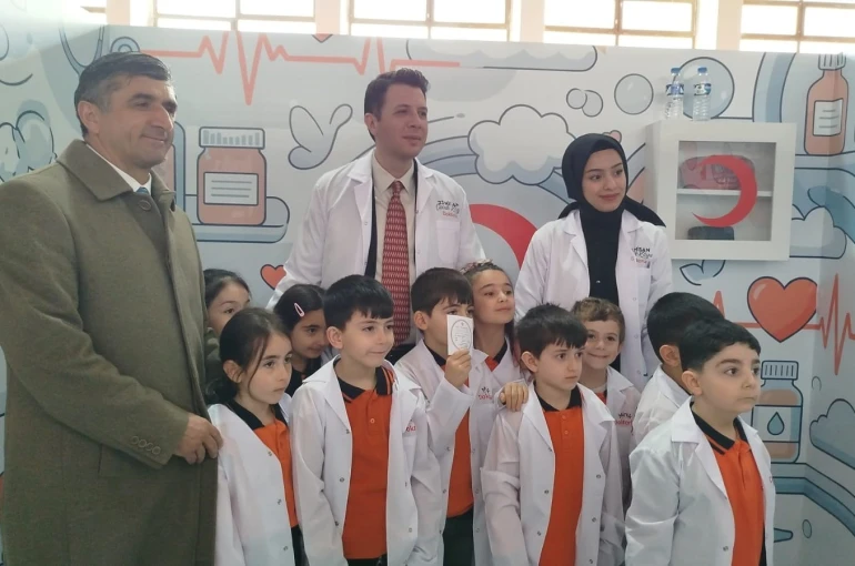 Kaymakam Kızılgüneş, miniklerle doktor önlüğü giydi 