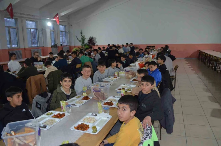 Kaymakam Koşansu öğrencilerle iftar sofrasında buluştu