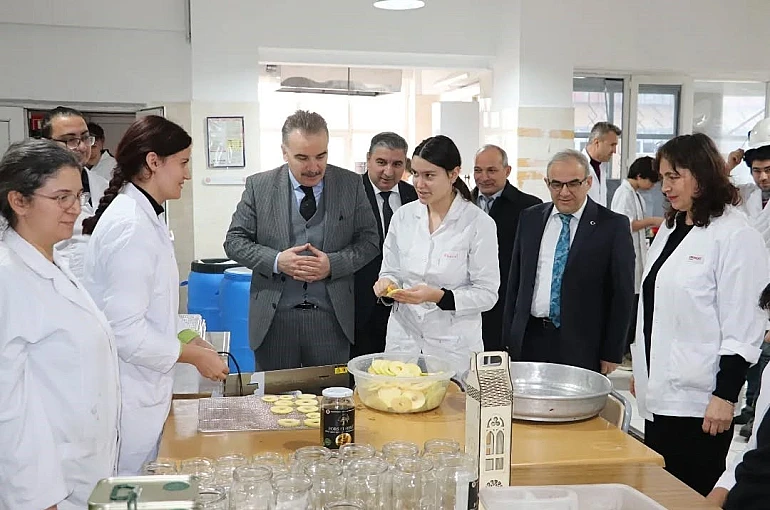 Kaymakam Odabaş meslek lisesindeki üretim alanlarını inceledi 