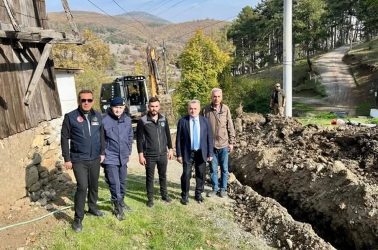 Kaymakam Öztürk, köydeki su hattını yerinde inceledi 