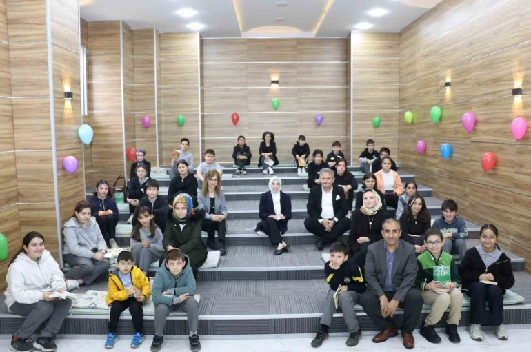 Kaymakam ve Başkan çocuklarla kitap okudu 