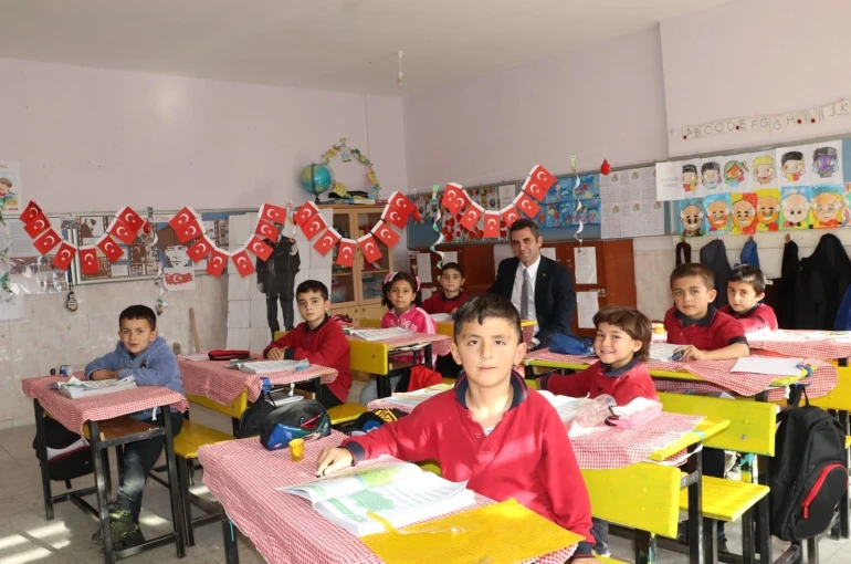 Kaymakam Yıldız, öğrencilerle ders işledi 