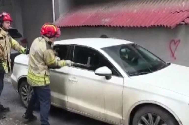 Kaynarca’da araç içinde mahsur kalan çocuk itfaiye tarafından kurtarıldı