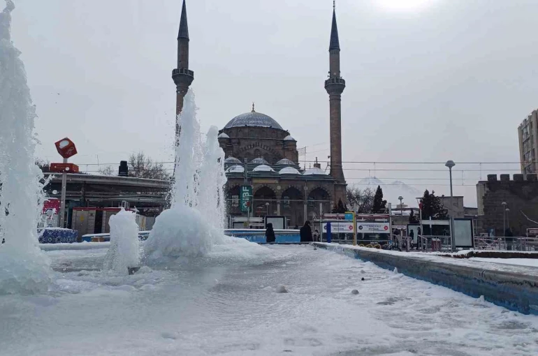 Kayseri buz tuttu: 2 ilçede hava sıcaklığı -23 olarak ölçüldü 