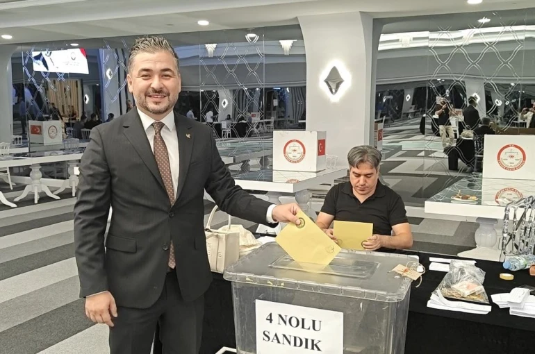 Kayseri Eczacı Odası’nda Uğur Nuri Akın güven tazeledi 