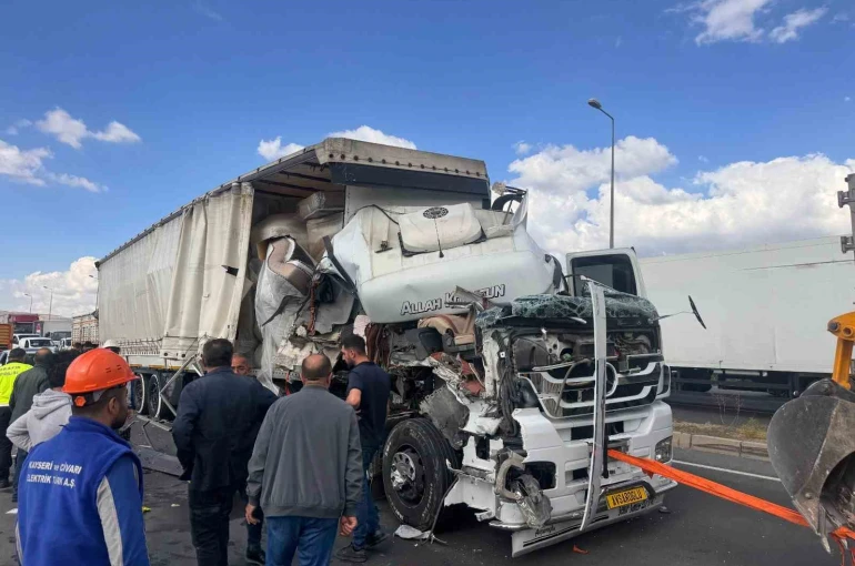 Kayseri’de 3 araçlı zincirleme kaza: 3 yaralı