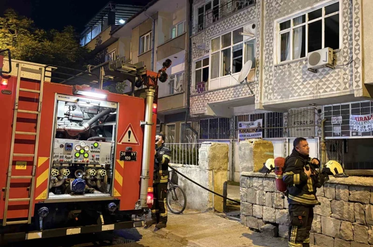 Kayseri’de 4 katlı binada yangın: Anne ve iki çocuğu dumandan etkilendi 
