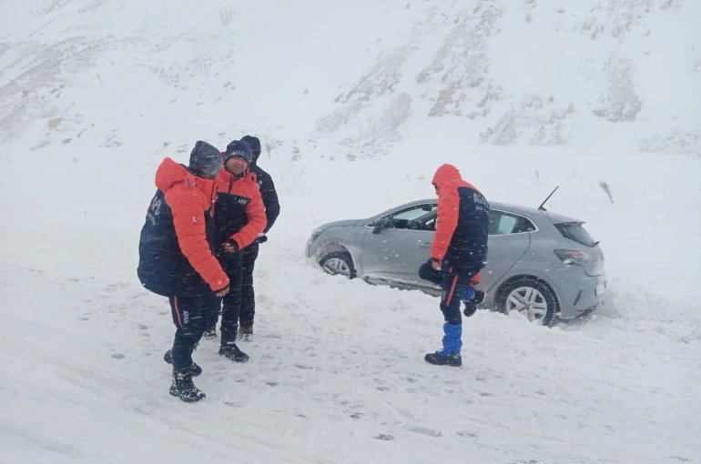 Kayseri’de AFAD ekipleri mahsur kalan araçlara yardıma koştu 