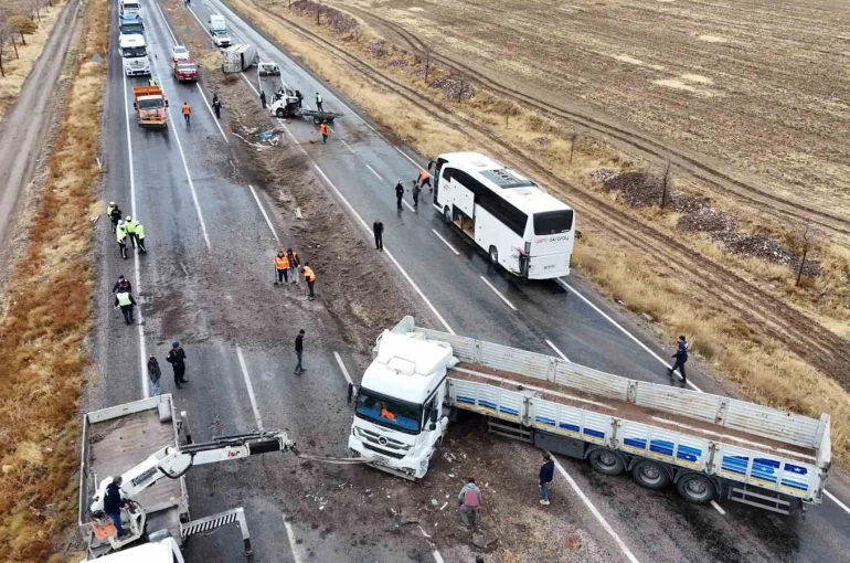 Kayseri’de aynı yolda 2 kaza: 1 ölü, 2 yaralı 