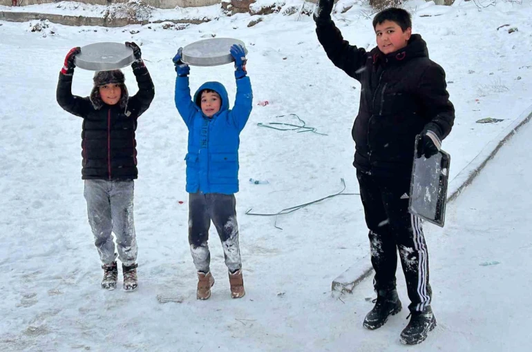 Kayseri’de çocukların kar eğlencesi: Tepsilerle kayak yaptılar 