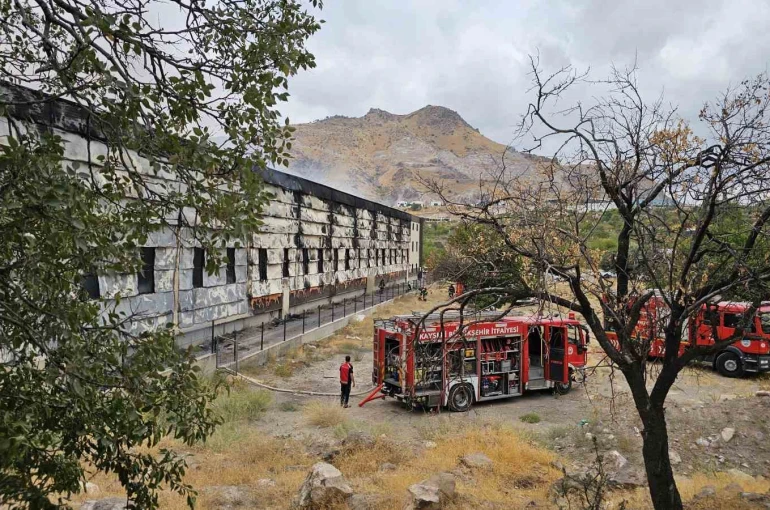 Kayseri’de fabrika yangını: Ekipler müdahale ediyor 