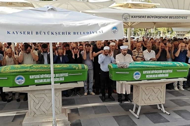 Kayseri’de feci kazada hayatını kaybeden anne-oğul toprağa verildi 