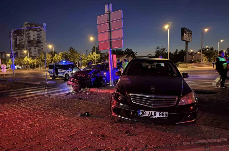 Kayseri’de iki otomobil çarpıştı: 1 yaralı 