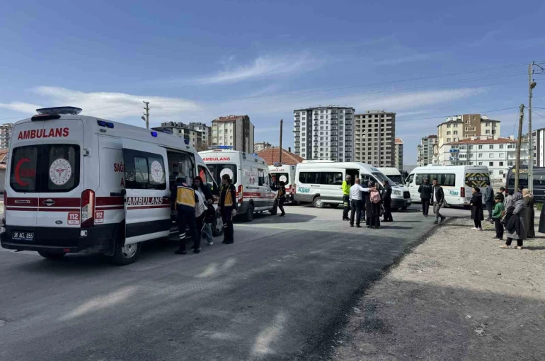 Kayseri’de iki servis aracının çarpıştığı kaza anı güvenlik kamerasında 