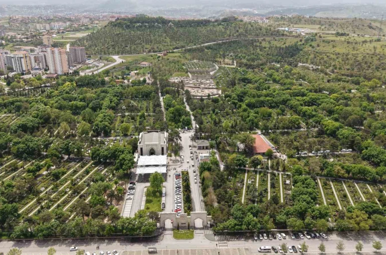 Kayseri’de mezarlıklar bayram ziyaretlerine hazır