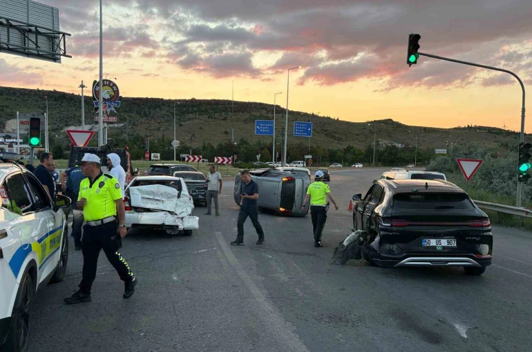 Kayseri’de otomobil trafik ışıklarında bekleyen 4 araca çarptı: 4 yaralı 