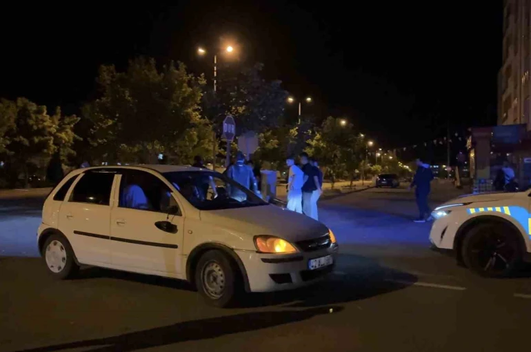 Kayseri’de otomobille motosiklet çarpıştı: 1’i ağır 2 yaralı 