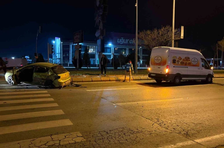 Kayseri’de otomobille panelvan araç çarpıştı: 1 yaralı 