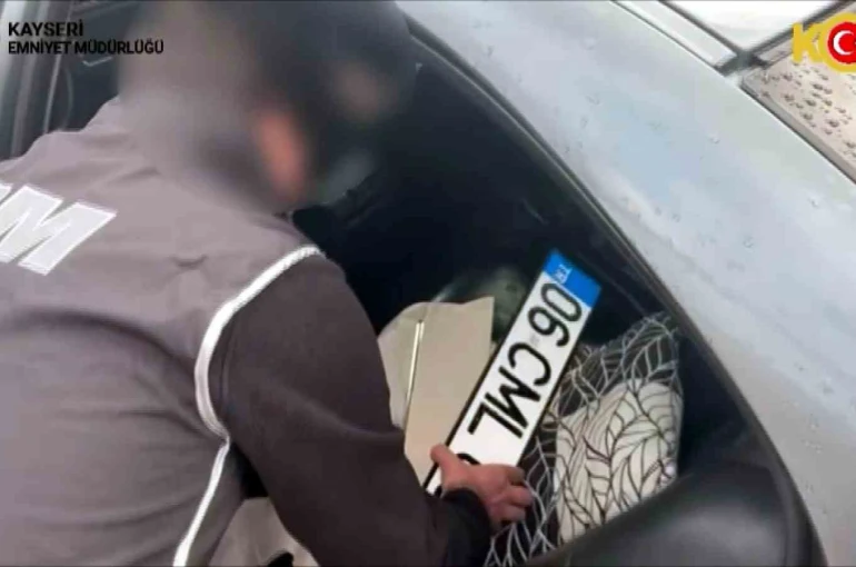 Kayseri’de sahte plaka operasyonu: 2 gözaltı