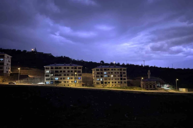 Kayseri’de şimşekler geceyi aydınlattı 