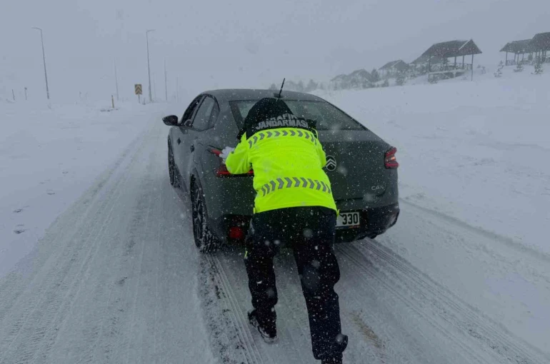 Kayseri’de ulaşıma kar engeli 