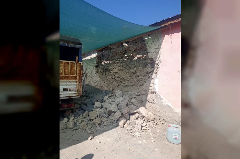 Kayseri’deki depremde bazı evlerde hasar oluştu