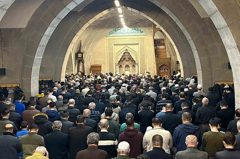 Kayserili vatandaşlar Berat Kandilinde ellerini semaya açtı 