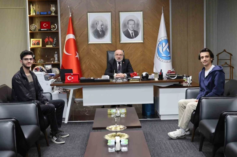KAYÜ’nün başarılı öğrencilerinden Rektör Karamustafa’ya ziyaret 