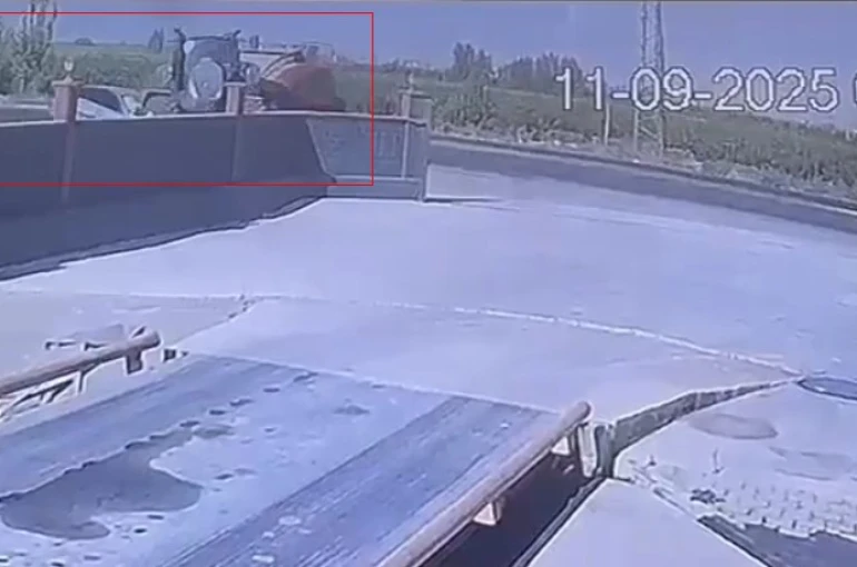 Kaza anı kamerada: Traktörle çarpışan otomobildeki 1 kişi öldü, 3 kişi yaralandı