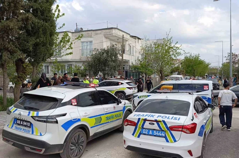 Kaza sonrası birbirlerine saldırdılar 