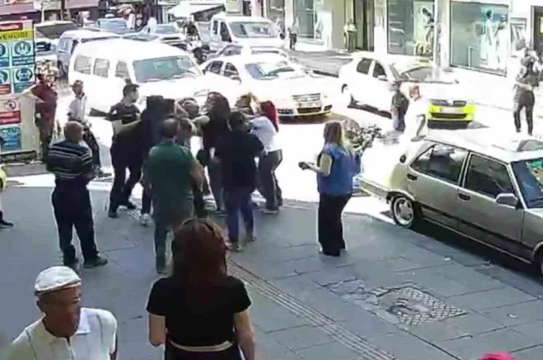 Kaza sonrası çıkan kavgada ortalık savaş alanına döndü: Kadın sürücüyü böyle darp etti
