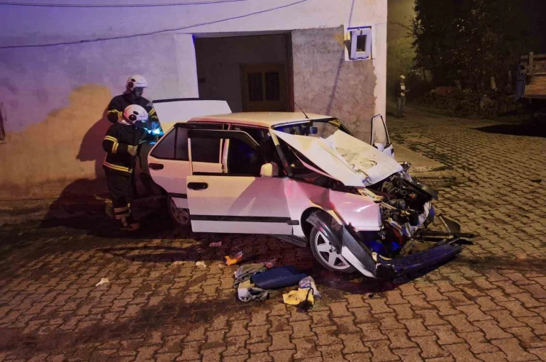 Kaza sonrası hurdaya dönen Tofaş, 1 kişiye mezar oldu 