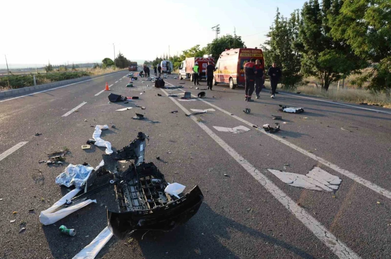 Kaza sonrası ortalık savaş alanına döndü: Aynı aileden 3 ölü 1 yaralı 