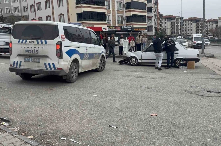Kaza sonrası savrulan otomobil 4 yaşındaki çocuğa çarptı 