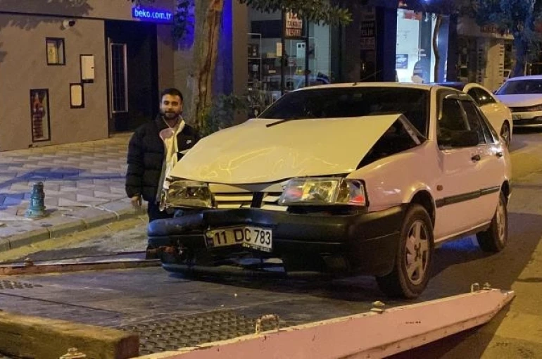 Kaza yapan alkollü ve ehliyetsiz sürücü hasarlı aracıyla poz verdi 