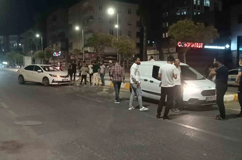 Kaza yapan araçlar polis memurunu ezdi 