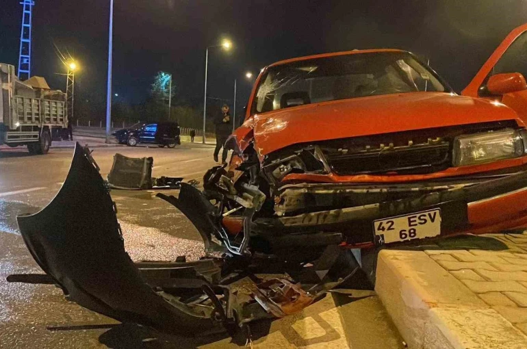 Kaza yapan hafifi ticari aracın radyatörü 30 metre fırladı: 1 yaralı 