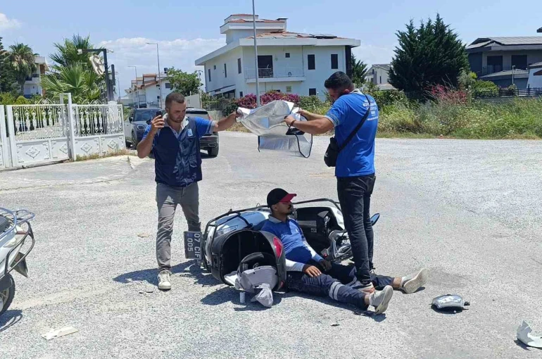 Kaza yapan mesai arkadaşlarını güneşten korumaya çalıştılar 