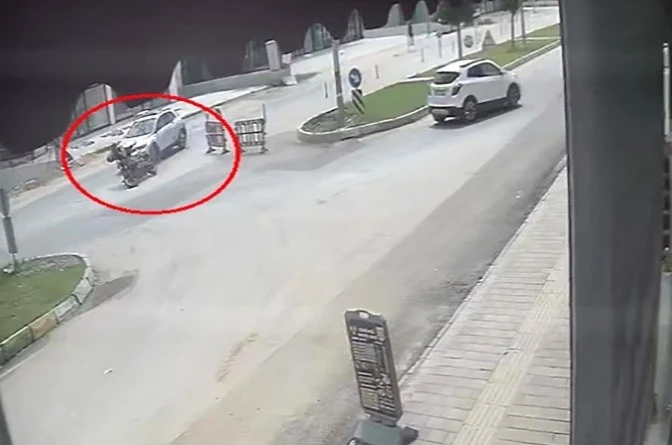 Kaza yapan motosikletli karşı yönden gelen minibüsün altında kaldı 