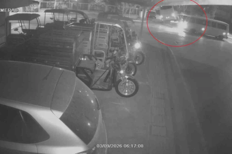 Kaza yapan otel servisi, park halindeki araçların üzerine devrildi 