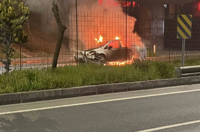 Kaza yapan otomobil alev topuna döndü: Yol trafiğe kapandı 