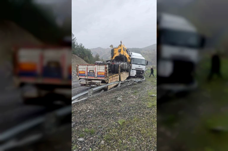 Kaza yapan tırı taşıyordu: O tır da kaza yaptı 