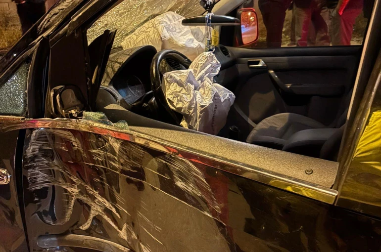 Kaza yaparak savrulan motosiklet yayalara çarptı: 5 yaralı