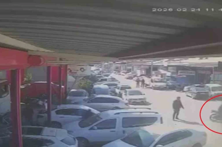 Kazada çarpışan motosiklet sürücülerinin savrulduğu anlar kamerada 