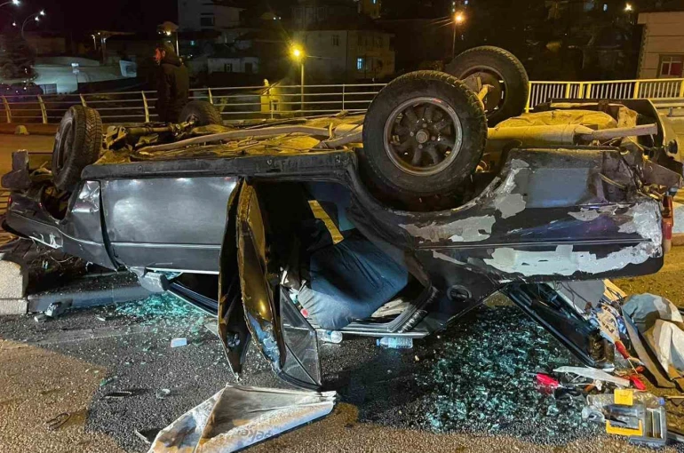 Kazada hurdaya dönen araçtan yara almadan kurtuldu 