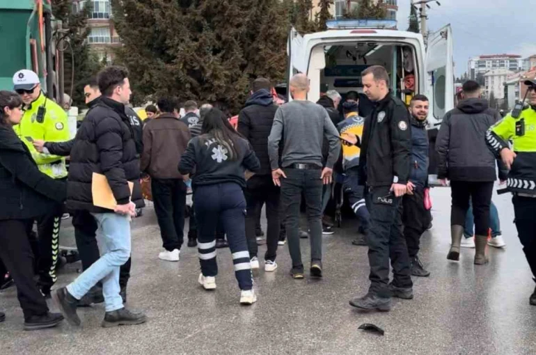 Kazada kamyonun altına sürüklenen motosikletteki 2 kişi yaralandı 