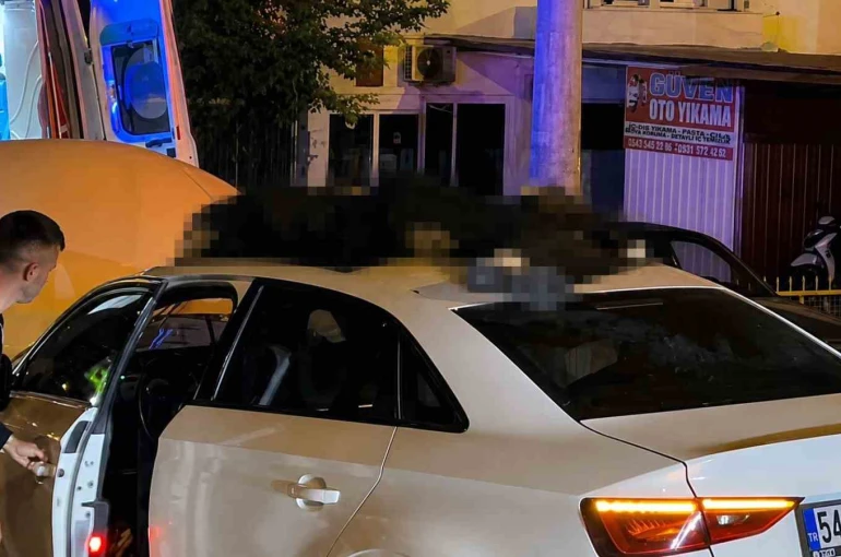 Kazada otomobilin üzerine savrulan motosiklet sürücüsü hayatını kaybetti