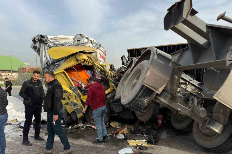 Kazada tırdan devrilen konteyner araçları hurdaya çevirdi 